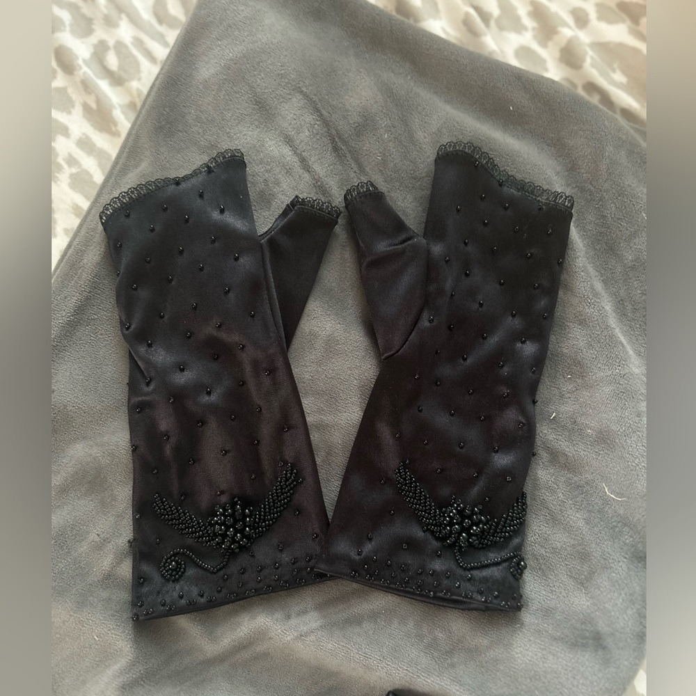 Chic Black Beaded Women's    Gloves  NWOT